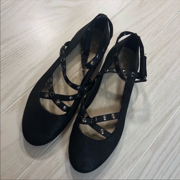 Black flat with strap - Picture 1 of 1